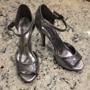 Kelly & Katie Shimmering Silver Slight Platform Heels Size 8 One Owner